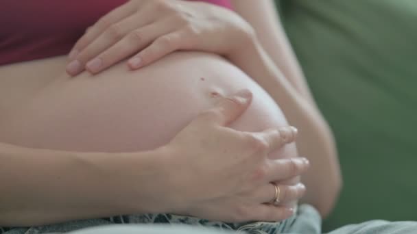 Κοντινό Πλάνο Της Εγκύου Νεαρής Γυναίκας Που Κρατά Μεγάλη Κοιλιά — Αρχείο Βίντεο