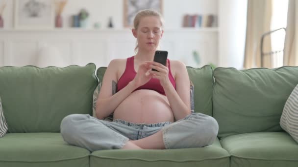 Pregnant Young Woman Browsing Internet Smartphone Home — Video Stock