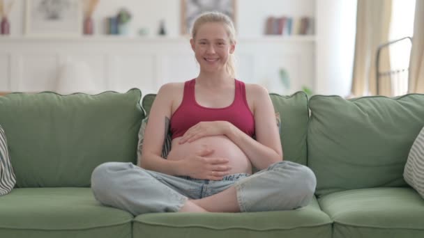 Красивая Беременная Молодая Женщина Улыбается Перед Камерой — стоковое видео