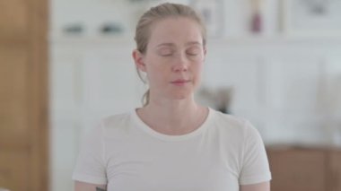 Sallanan Genç Kadın Portresi Evet İşareti, Onaylama