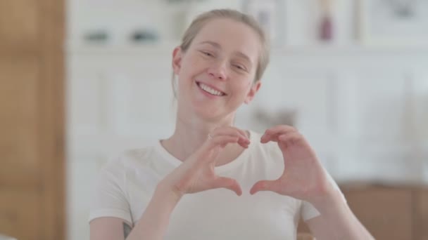 Portrait Jeune Femme Montrant Heart Sign Hand — Video