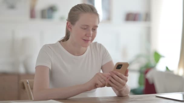 成功した若い女性はスマートフォンで祝う — ストック動画