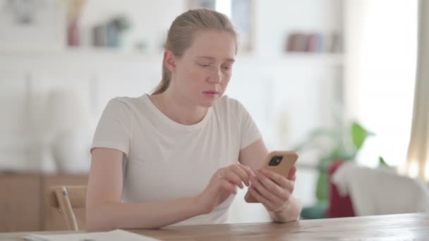 Mujer Joven Molesta Reaccionando Pérdida Teléfono Inteligente — Vídeos de Stock
