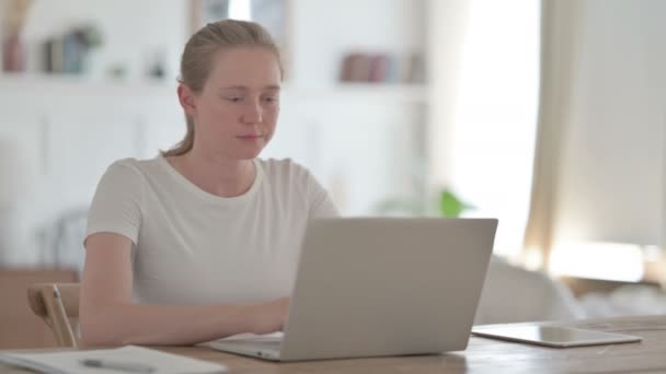 Jovem Mulher Fechando Laptop Indo Embora — Vídeo de Stock