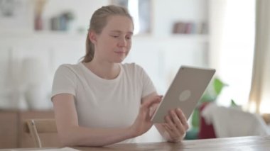 Ofiste otururken Tablet kullanan Genç Kadın