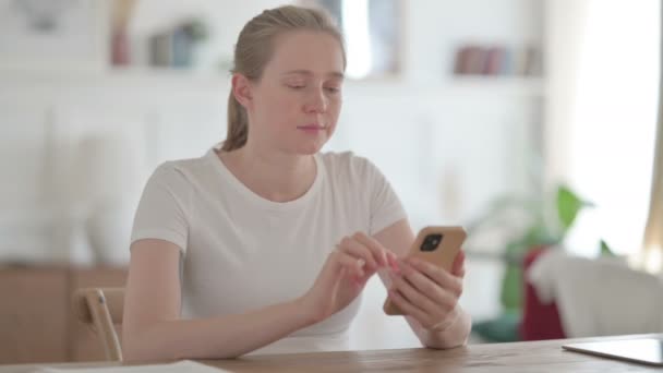 Ελκυστική Νεαρή Γυναίκα Χρησιμοποιώντας Smartphone Στο Γραφείο — Αρχείο Βίντεο