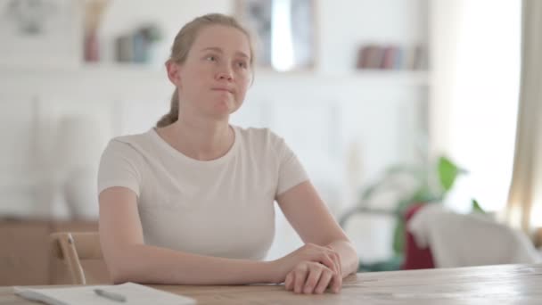 Pensive Jovem Mulher Pensando Enquanto Sentado Escritório — Vídeo de Stock