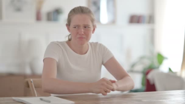Αναστατωμένη Νεαρή Γυναίκα Που Ανησυχεί Ενώ Κάθεται Στο Γραφείο — Αρχείο Βίντεο