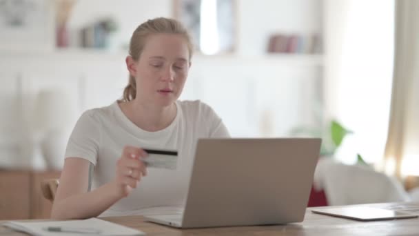 Mujer Joven Haciendo Pago Línea Con Éxito Ordenador Portátil — Vídeos de Stock