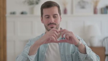 Eller Tarafından Kalp Şeklini Gösteren Afrikalı Adam Portresi 