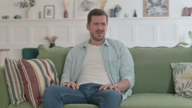 Koltukta otururken öksüren sıradan bir adam. 