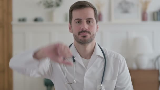 Portrait Médecin Masculin Montrant Pouce Vers Bas Geste — Video