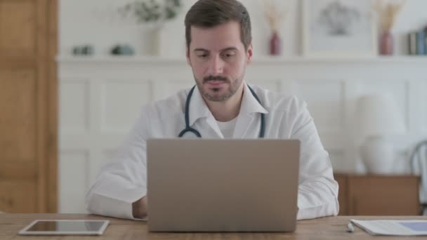 Männlicher Arzt Arbeitet Klinik Laptop — Stockvideo