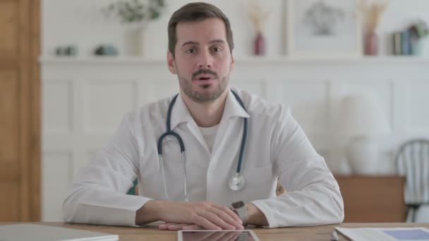 Male Doctor Shaking Head Denial Clinic — Video Stock