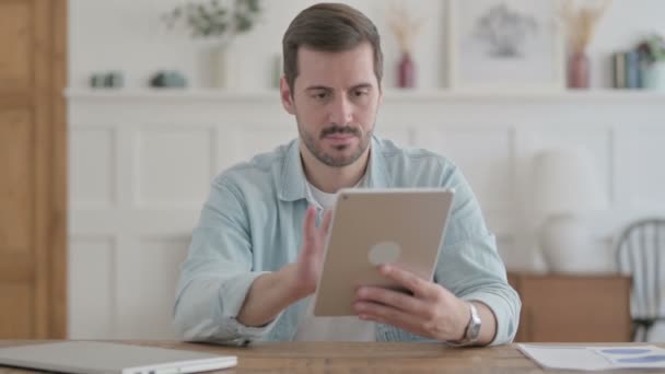 Casual Man Using Tablet While Sitting Office — Wideo stockowe