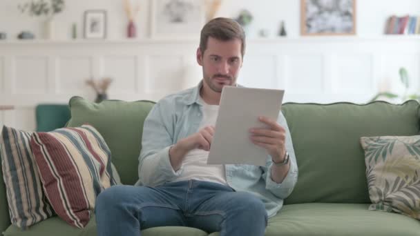 Hombre Casual Leyendo Documentos Sofá — Vídeos de Stock