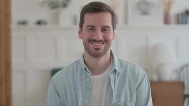Portret Van Casual Man Glimlachend Naar Camera — Stockvideo
