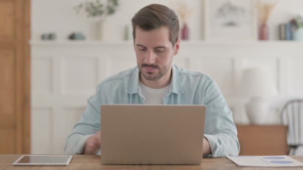 Случайный Молодой Человек Празднует Успех Время Использования Ноутбука Офисе — стоковое видео