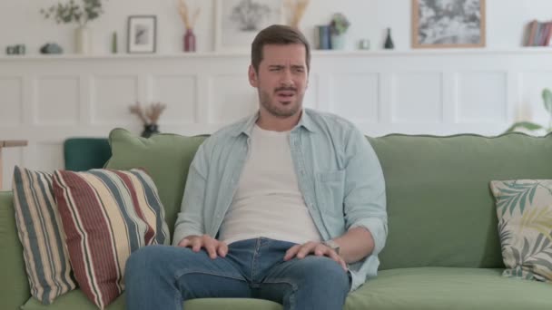 Lässiger Mann Hustet Sitzen Auf Sofa — Stockvideo