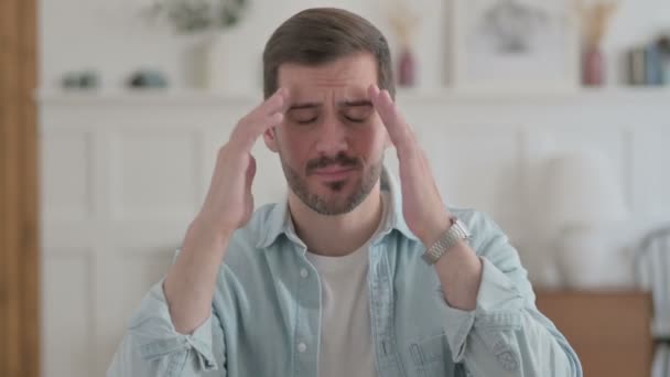 Porträt Eines Gelegenheitsmannes Mit Kopfschmerzen — Stockvideo