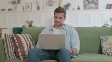 Dizüstü Bilgisayarlı Sıradan Adam Koltukta Başarı Kutlaması 