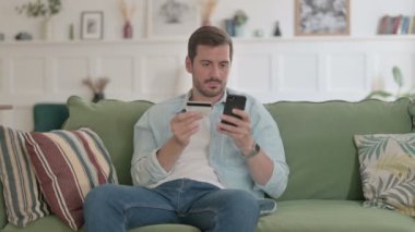 Sıradan Adam Smartphone 'da Çevrimiçi Ödeme Yapıyor