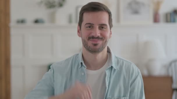 Πορτρέτο Του Casual Man Μιλώντας Απευθείας Σύνδεση Video Call — Αρχείο Βίντεο