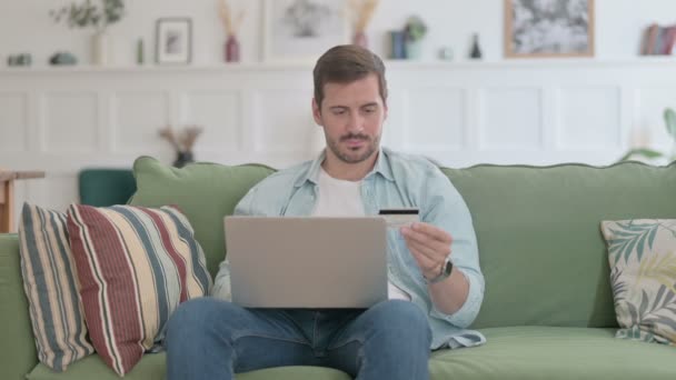 Casual Man Unsuccessful Online Payment Laptop Sofa — Vídeos de Stock