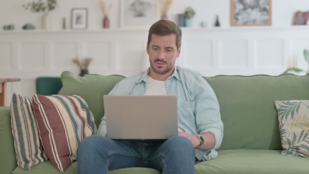 Casual Man Laptop Coughing Sofa — Vídeo de Stock