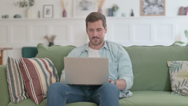 Casual Man Laptop Having Wrist Pain Sofa — Vídeo de Stock