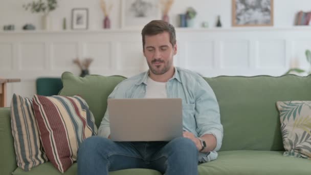 Casual Man Κάνει Video Call Στο Laptop Στον Καναπέ — Αρχείο Βίντεο