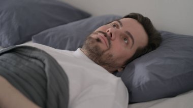 Sakallı Genç Adam Yatakta Düşünüyor