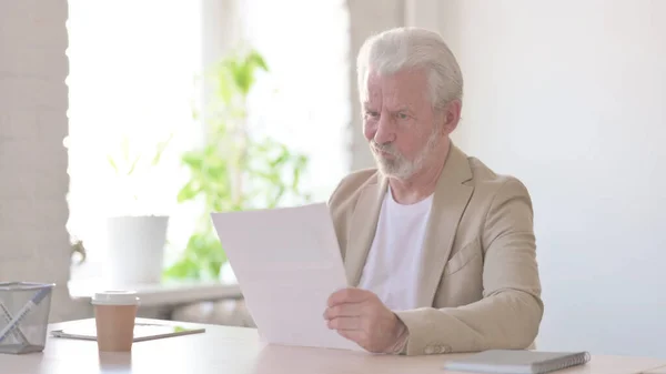 Upset Senior Old Man Feeling Upset While Reading Documents —  Fotos de Stock