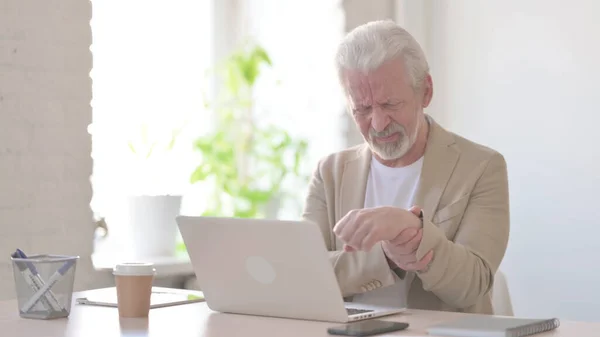 Senior Old Man Having Wrist Pain While Using Laptop Office — Stockfoto