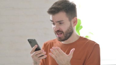 Akıllı Telefondaki Kayıplara Yaratıcı Genç Adam Tepki Veriyor