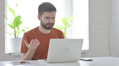 Yaratıcı Genç Adam İş Yerinde Kayıp tepki