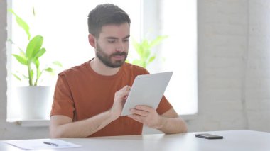 Ofiste Tablet kullanan Yaratıcı Genç Adam