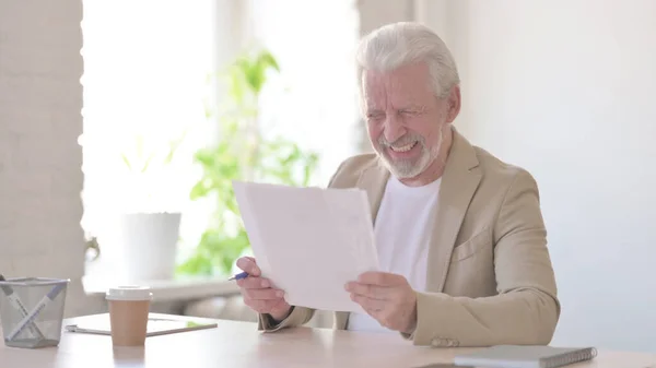 Successful Senior Old Man Celebrating While Reading Documents — Zdjęcie stockowe