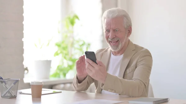 Successful Senior Old Man Celebrating Smartphone — Stok fotoğraf