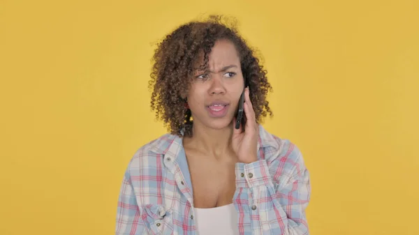 African Woman Talking Angry Phone Yellow Background — 스톡 사진
