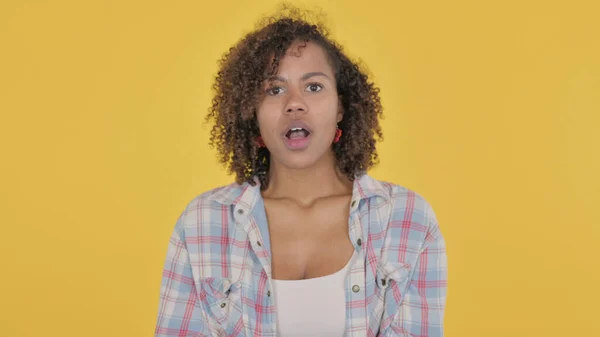 African Woman Feeling Shocked Yellow Background — Stockfoto