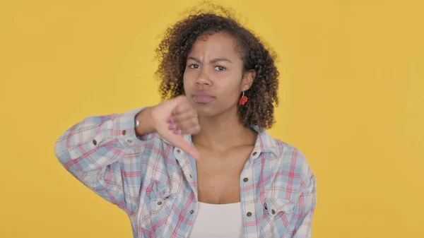 Thumbs Gesture African Woman Yellow Background — Zdjęcie stockowe