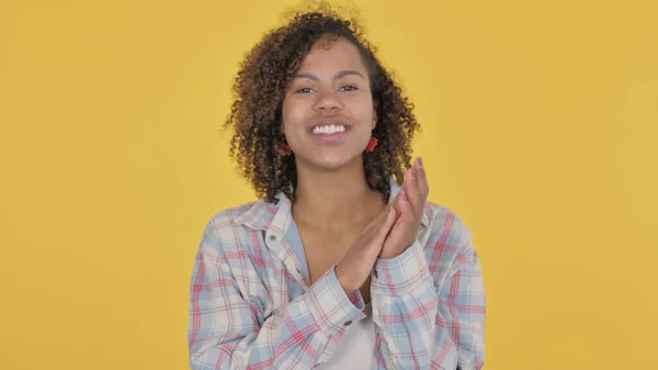 African Woman Clapping Applauding Yellow Background — Stock Fotó