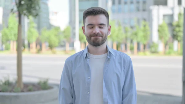 Outdoor Portrait Agree Man Shaking Head Approval — Stock Photo, Image