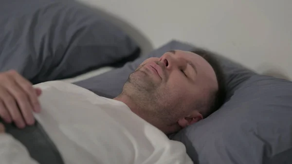 Κοντινό Πλάνο Μεσήλικας Άνθρωπος Αισθάνεται Άβολα Ενώ Κοιμάται Στο Κρεβάτι — Φωτογραφία Αρχείου