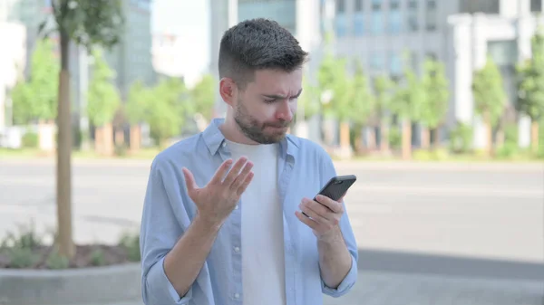 Man Reacting Loss Smartphone Outdoor — Zdjęcie stockowe