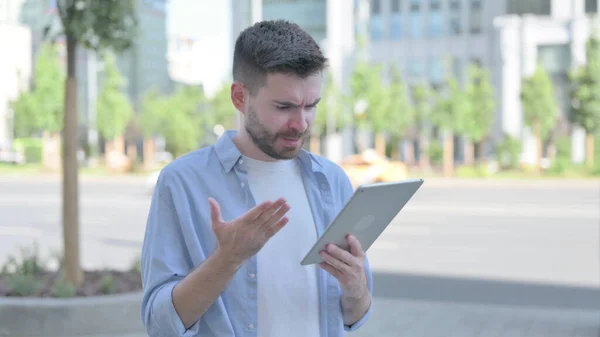Upset Man Reacting Loss Tablet Outdoor — Foto Stock