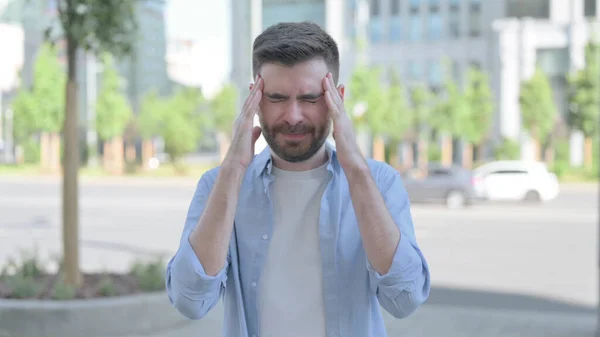 頭痛を持つ男の屋外肖像画 — ストック写真