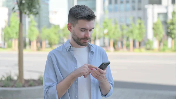 Man Browsing Internet Smartphone Outdoor — Stock fotografie