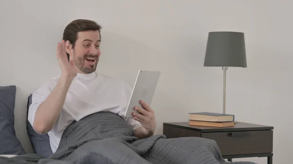 Junger Mann Mit Bart Macht Videotelefonie Auf Tablet Bett — Stockfoto